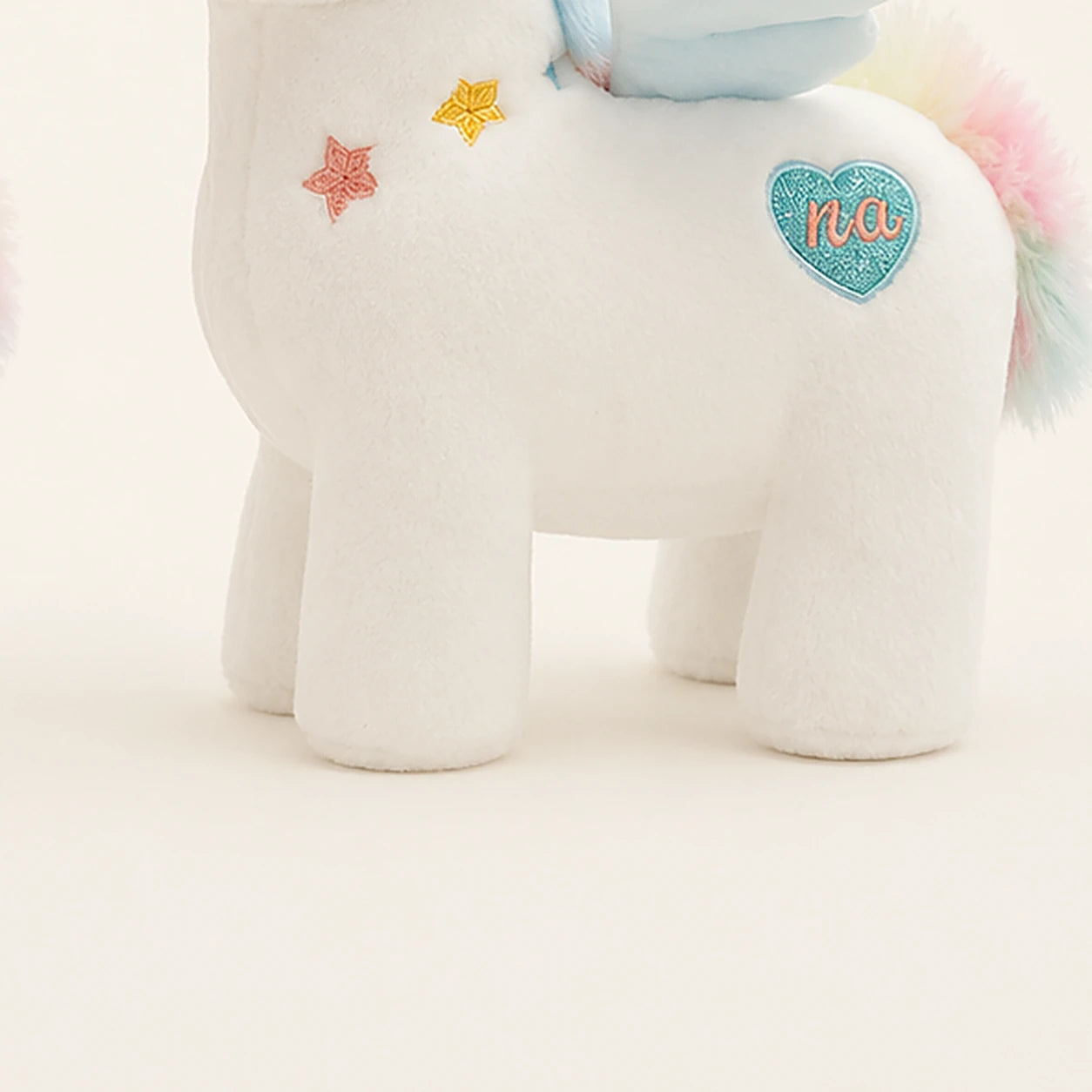 peluche licorne ailee rose et bleue 25 cm en situation