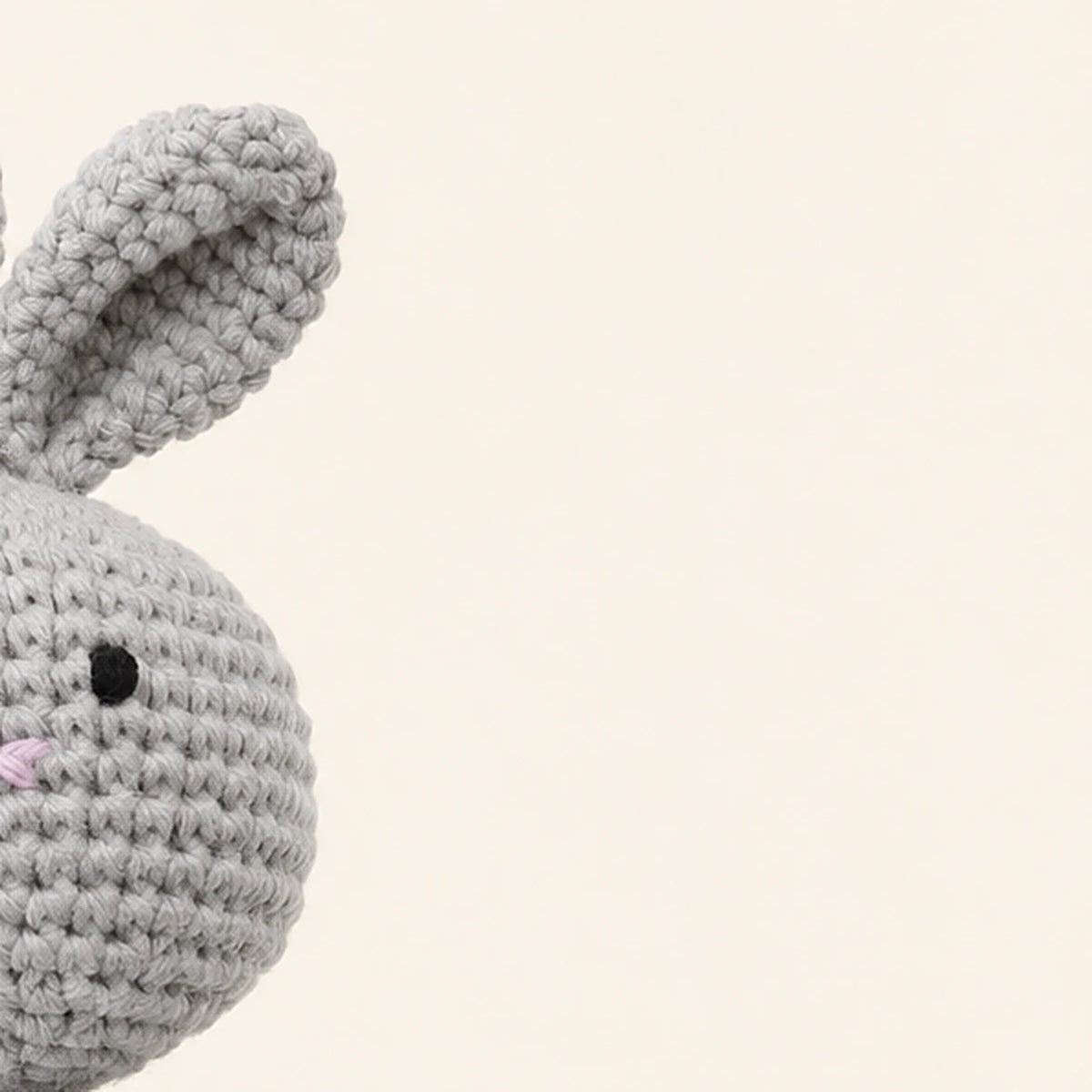 peluche lapin au crochet 19 cm vue de dos