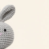 peluche lapin au crochet 19 cm vue de dos