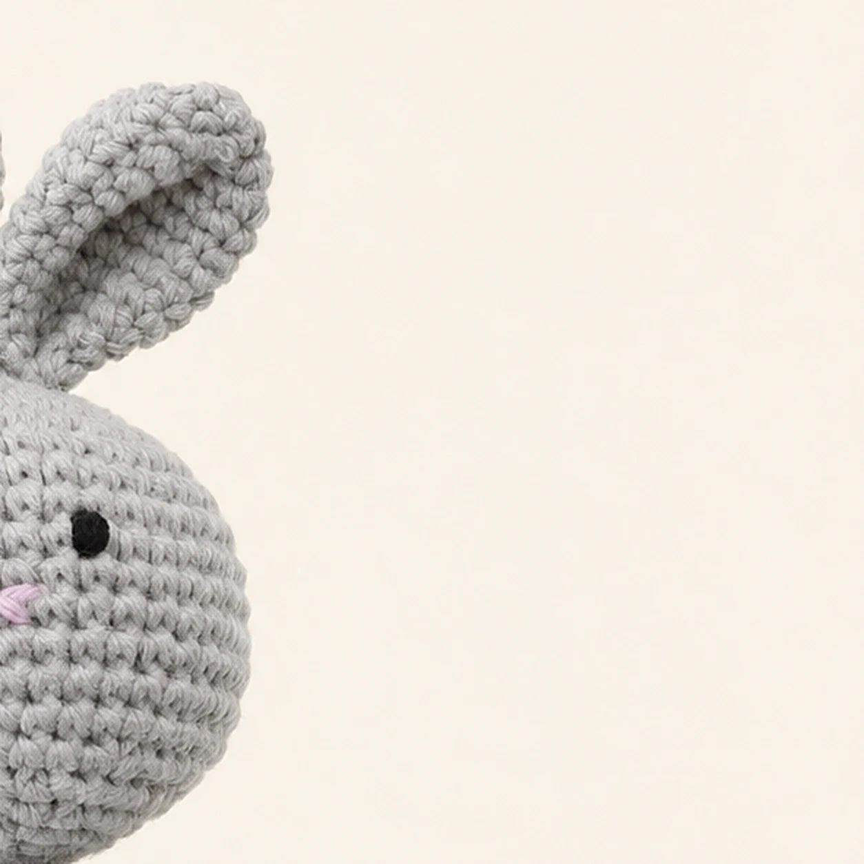 peluche lapin au crochet 19 cm vue de dos