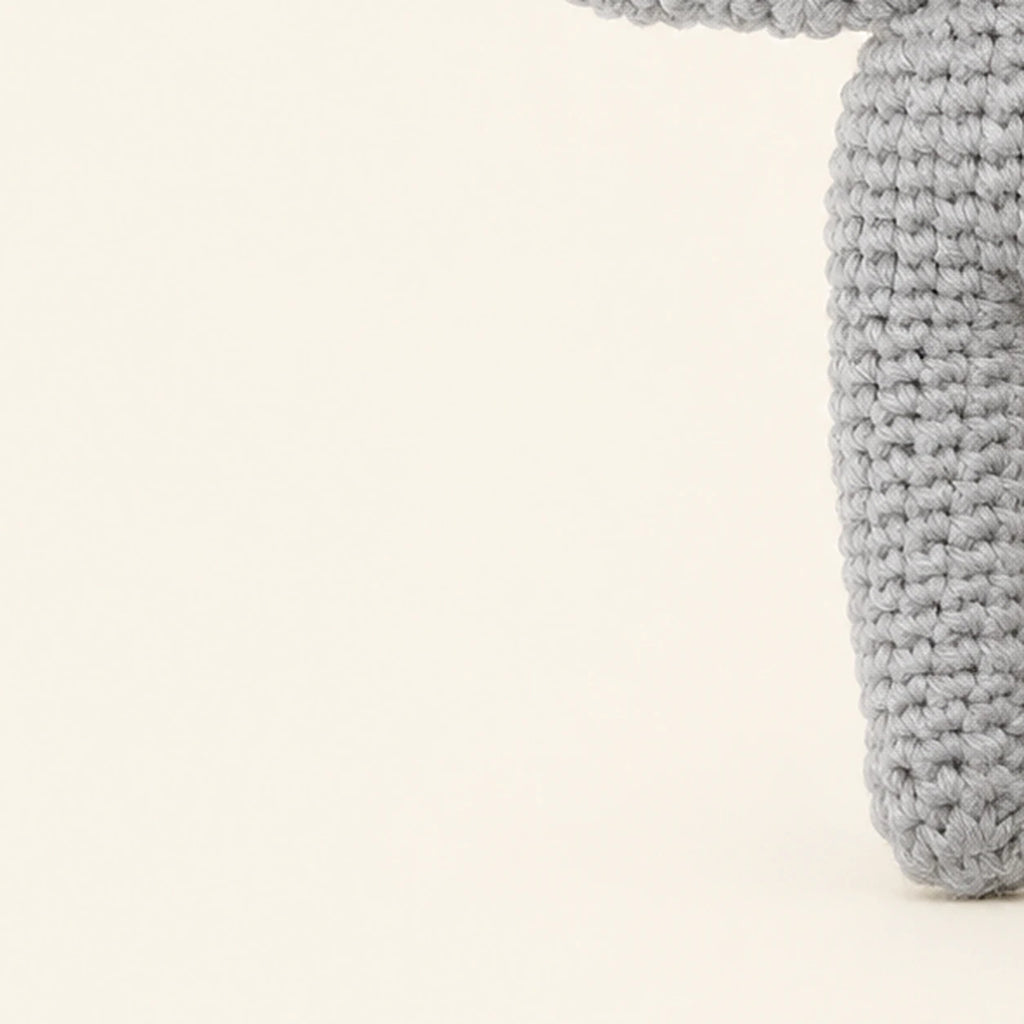 peluche lapin au crochet 19 cm gros plan