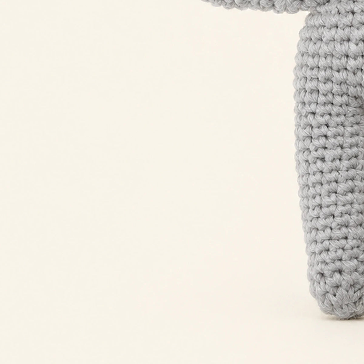 peluche lapin au crochet 19 cm gros plan
