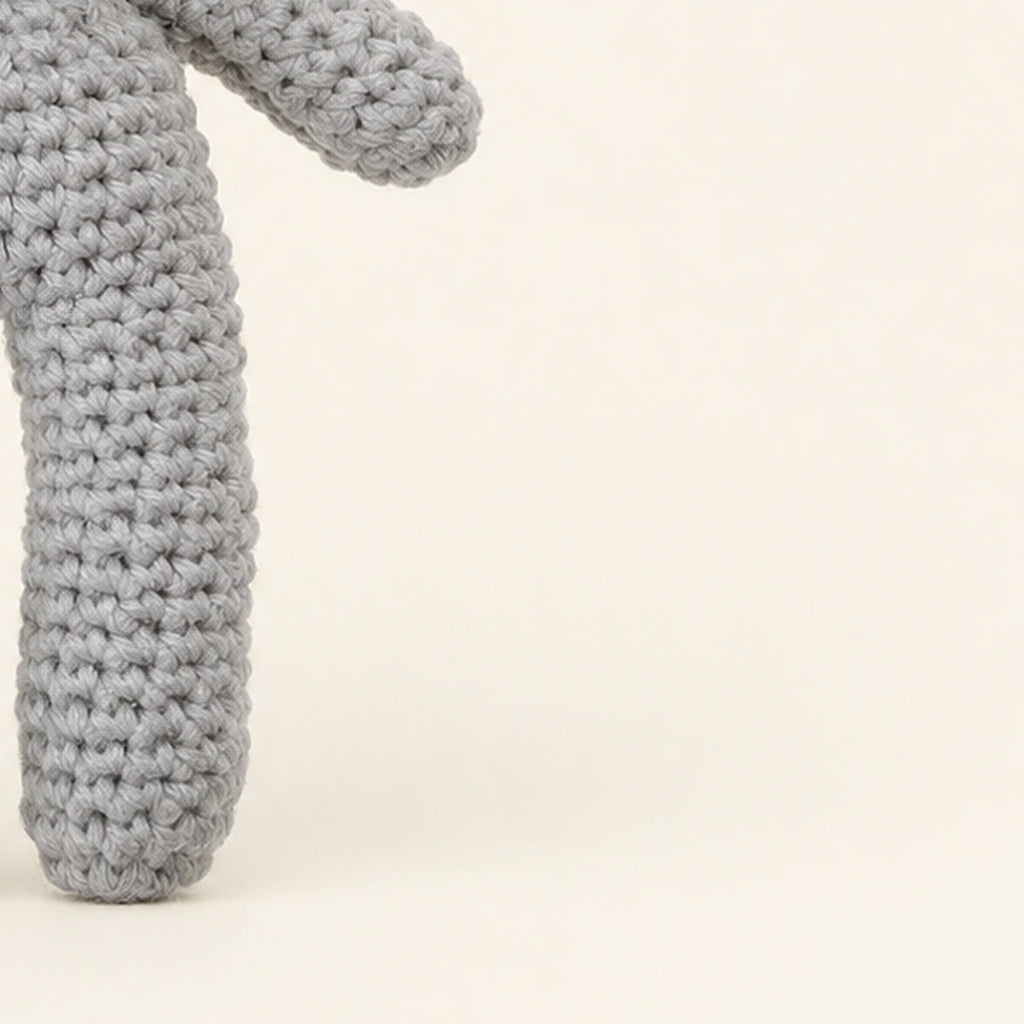 peluche lapin au crochet 19 cm en situation