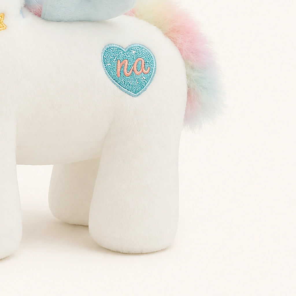 peluche licorne ailee bleue 25 cm en situation