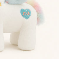 peluche licorne ailee bleue 25 cm en situation