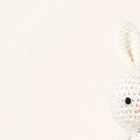peluche lapin au crochet 19 cm vue de face