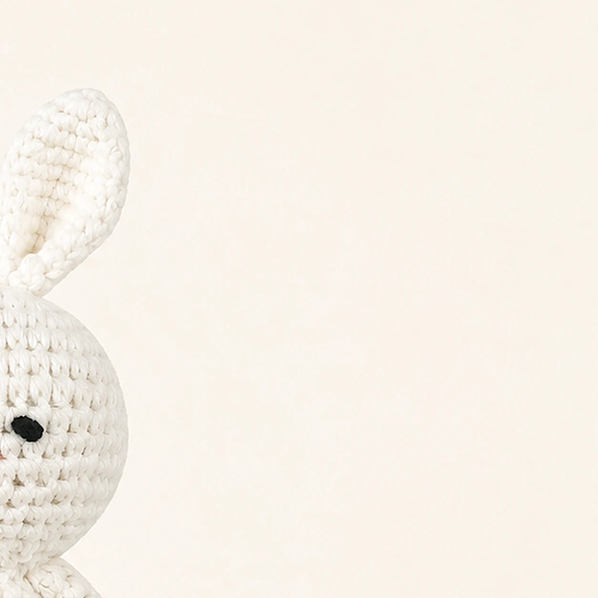 peluche lapin au crochet 19 cm vue de dos