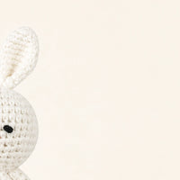 peluche lapin au crochet 19 cm vue de dos