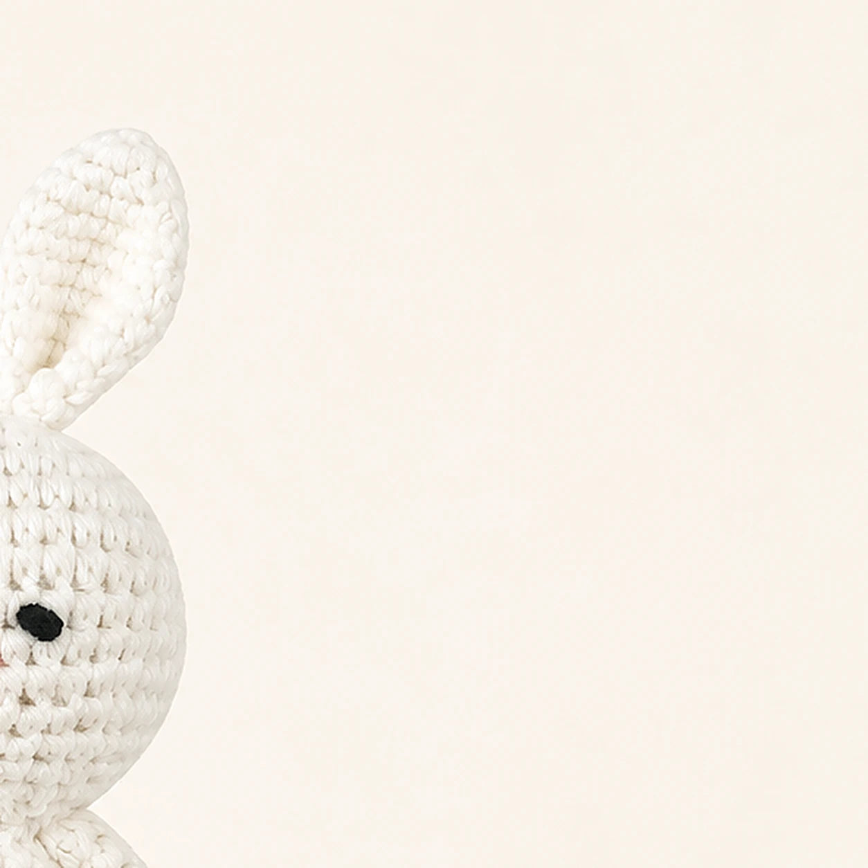 peluche lapin au crochet 19 cm vue de dos