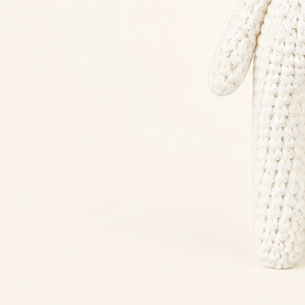 peluche lapin au crochet 19 cm gros plan