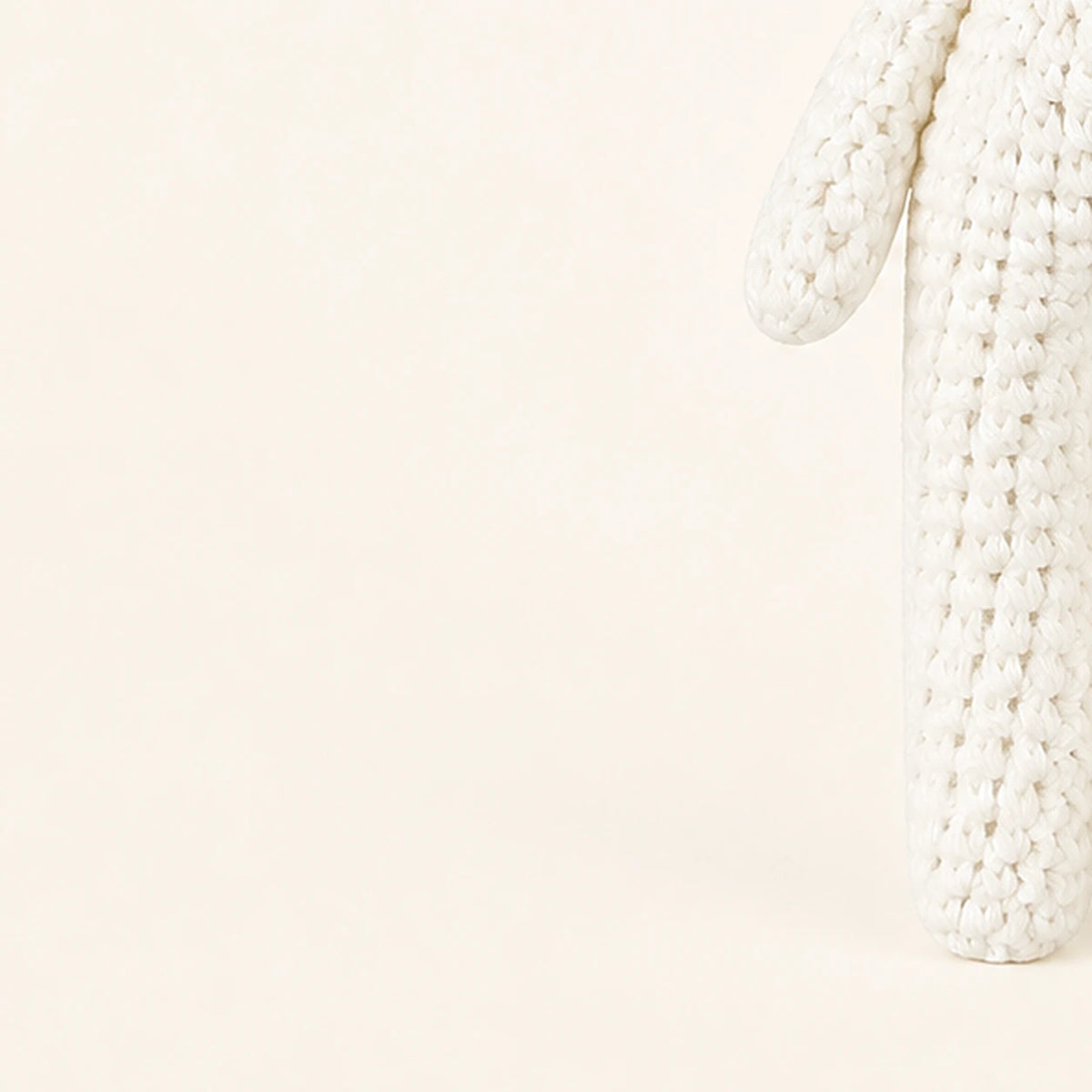 peluche lapin au crochet 19 cm gros plan