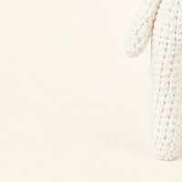peluche lapin au crochet 19 cm gros plan