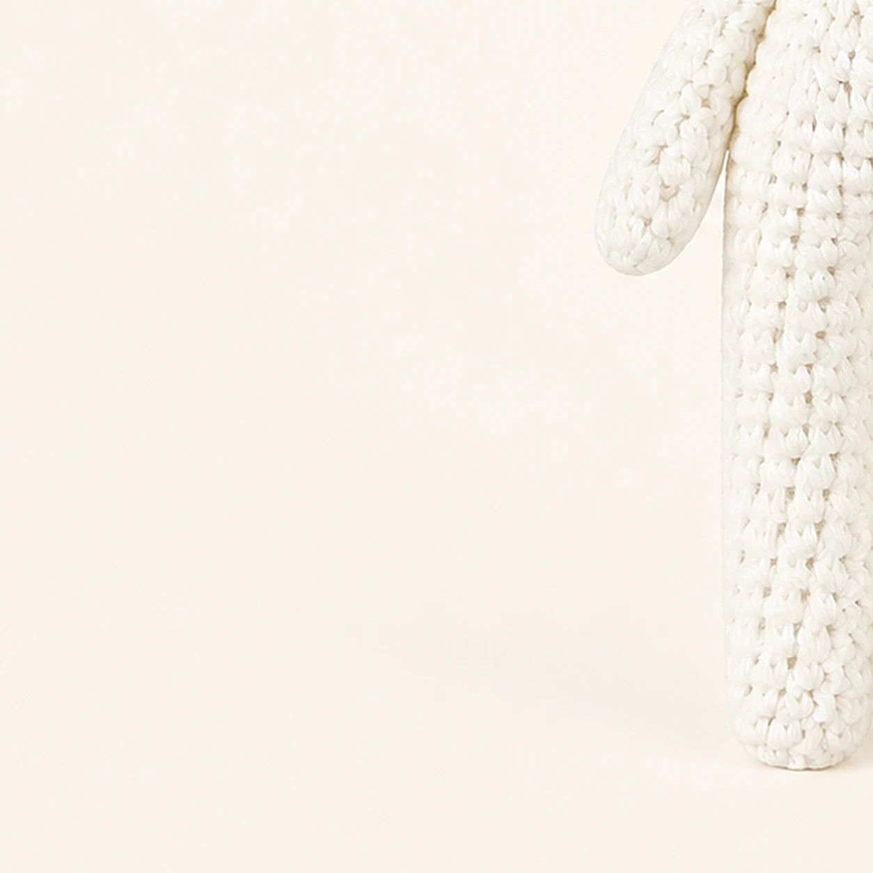 peluche lapin au crochet 19 cm gros plan