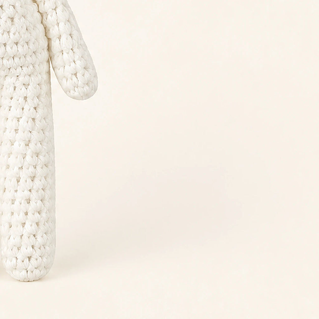 peluche lapin au crochet 19 cm en situation