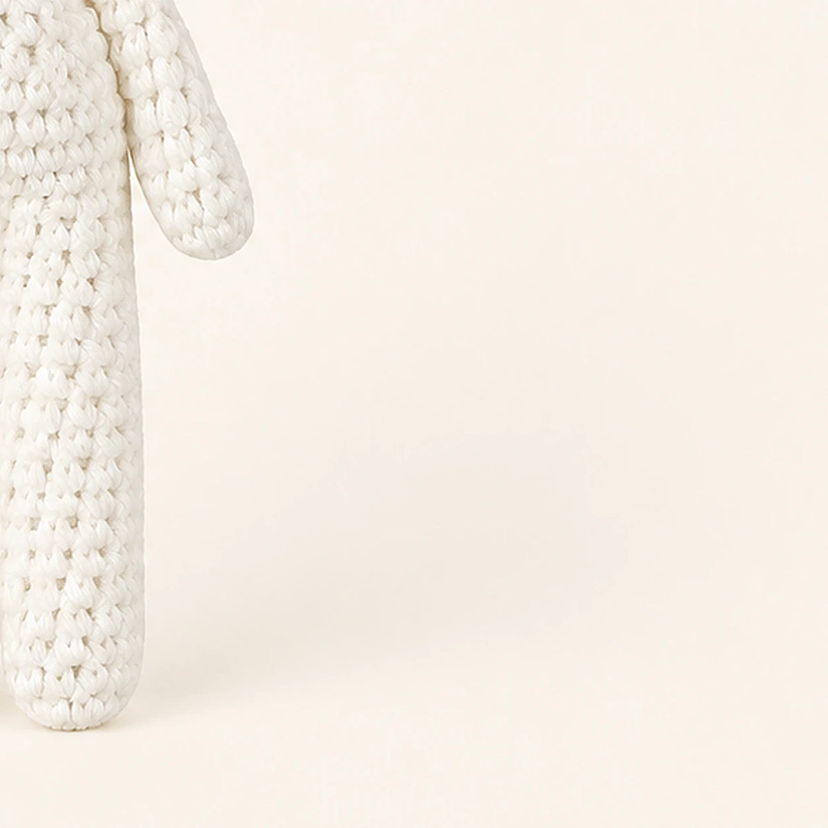 peluche lapin au crochet 19 cm en situation