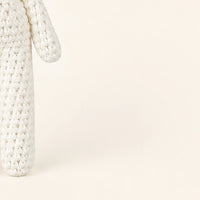 peluche lapin au crochet 19 cm en situation