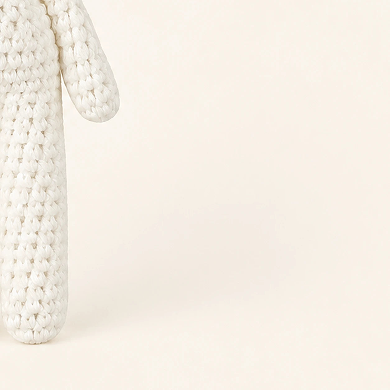 peluche lapin au crochet 19 cm en situation