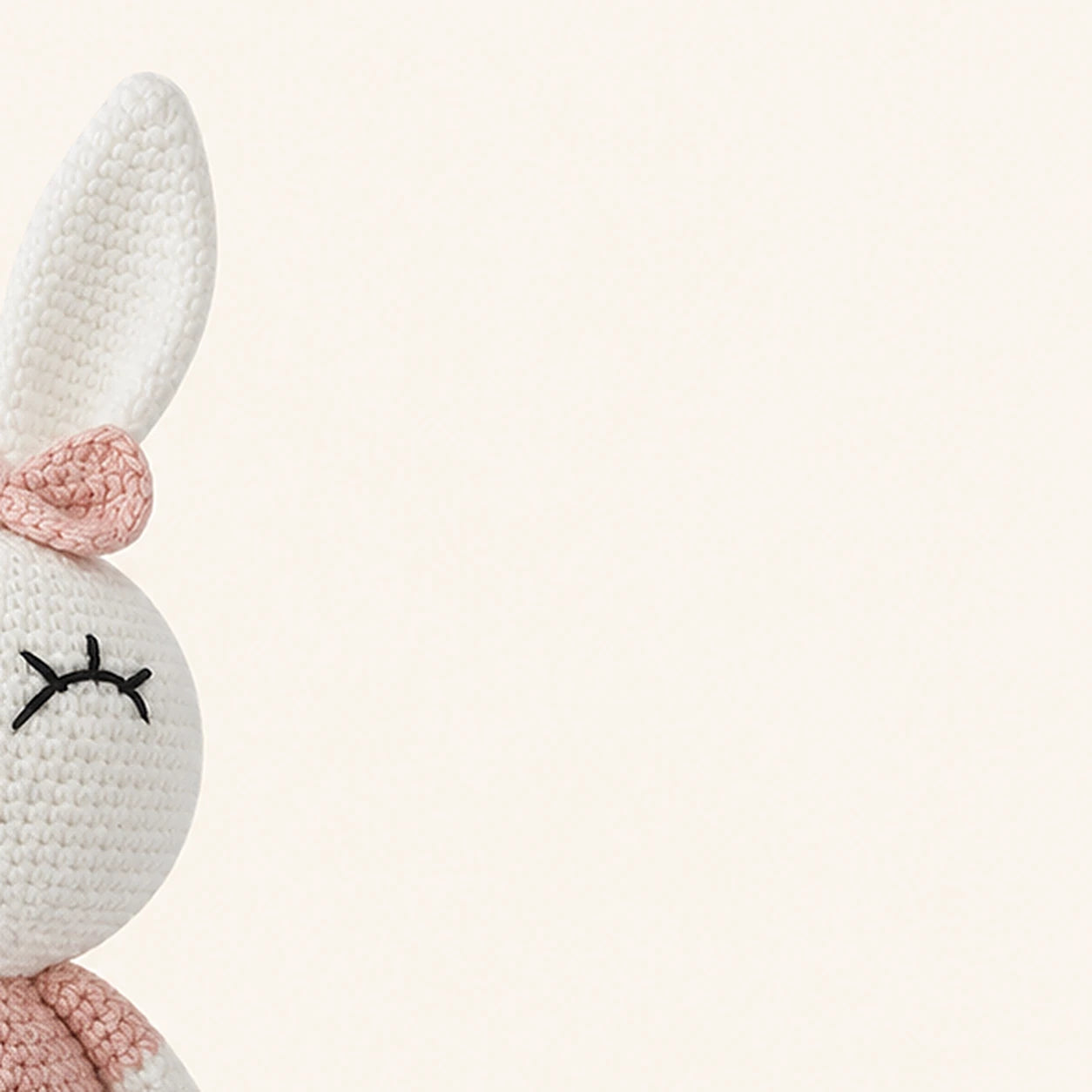 peluche lapin au crochet 30 cm vue de dos