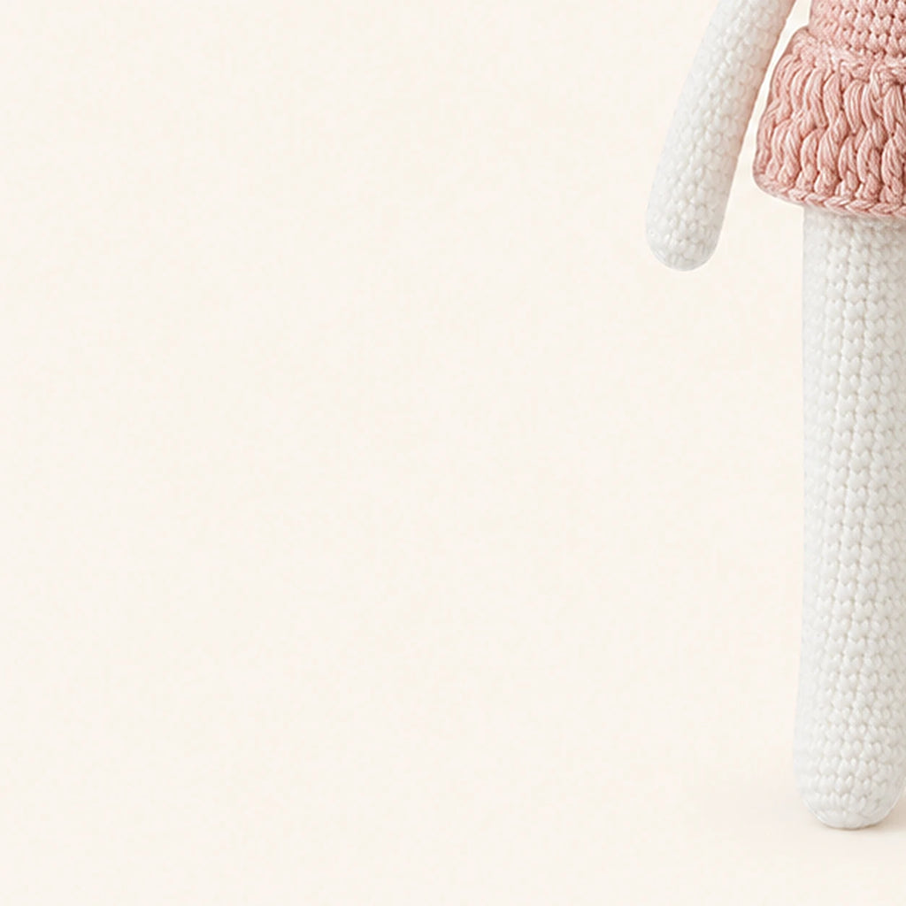 peluche lapin au crochet 30 cm gros plan
