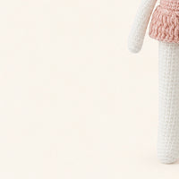 peluche lapin au crochet 30 cm gros plan