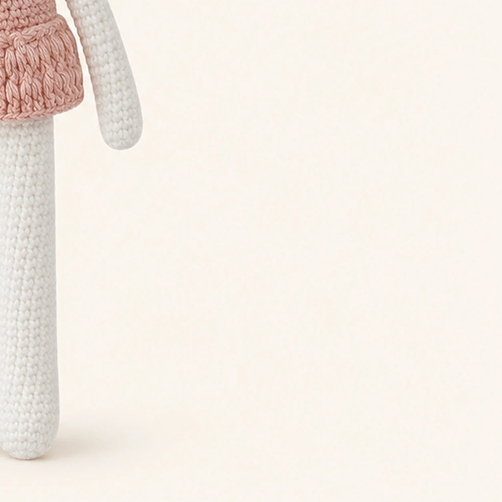 peluche lapin au crochet 30 cm en situation