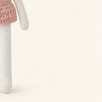 peluche lapin au crochet 30 cm en situation