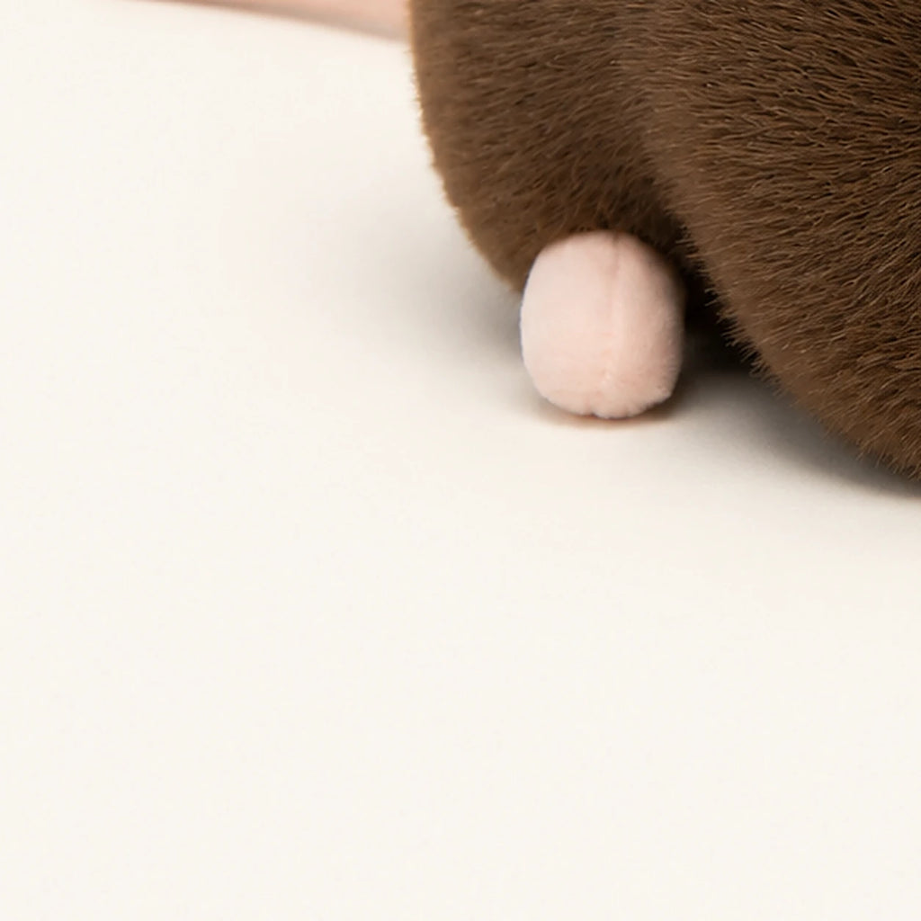peluche souris realiste brune 70 cm gros plan