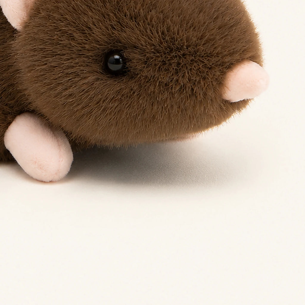 peluche souris realiste brune 70 cm en situation
