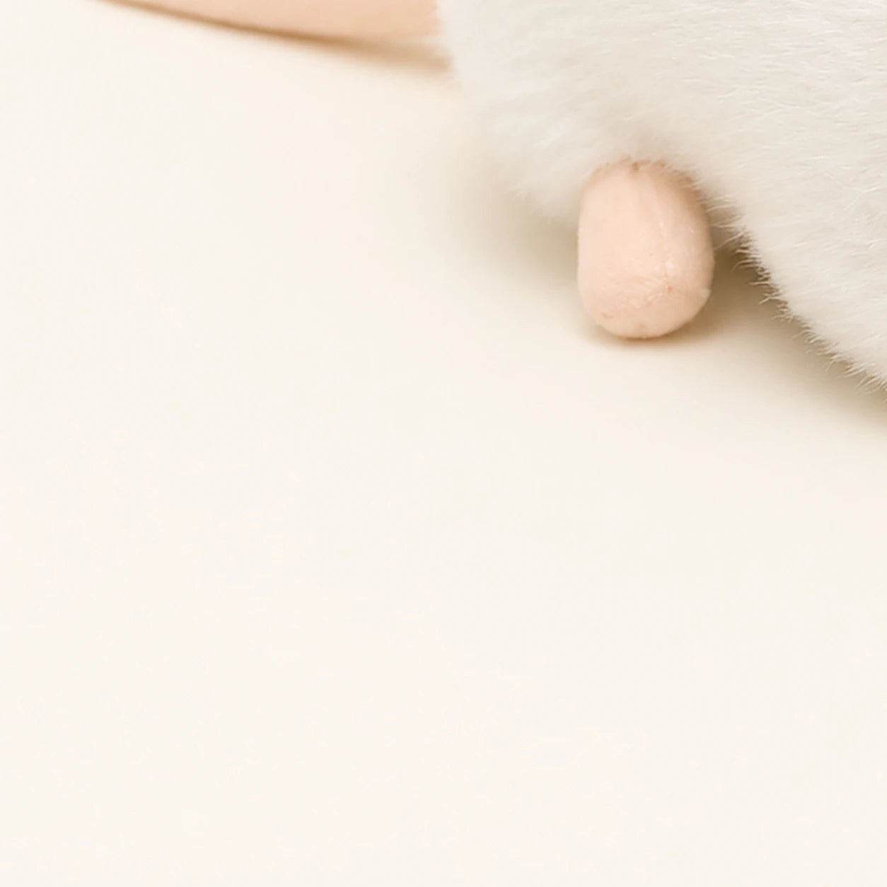 peluche souris realiste blanche 70 cm - detail