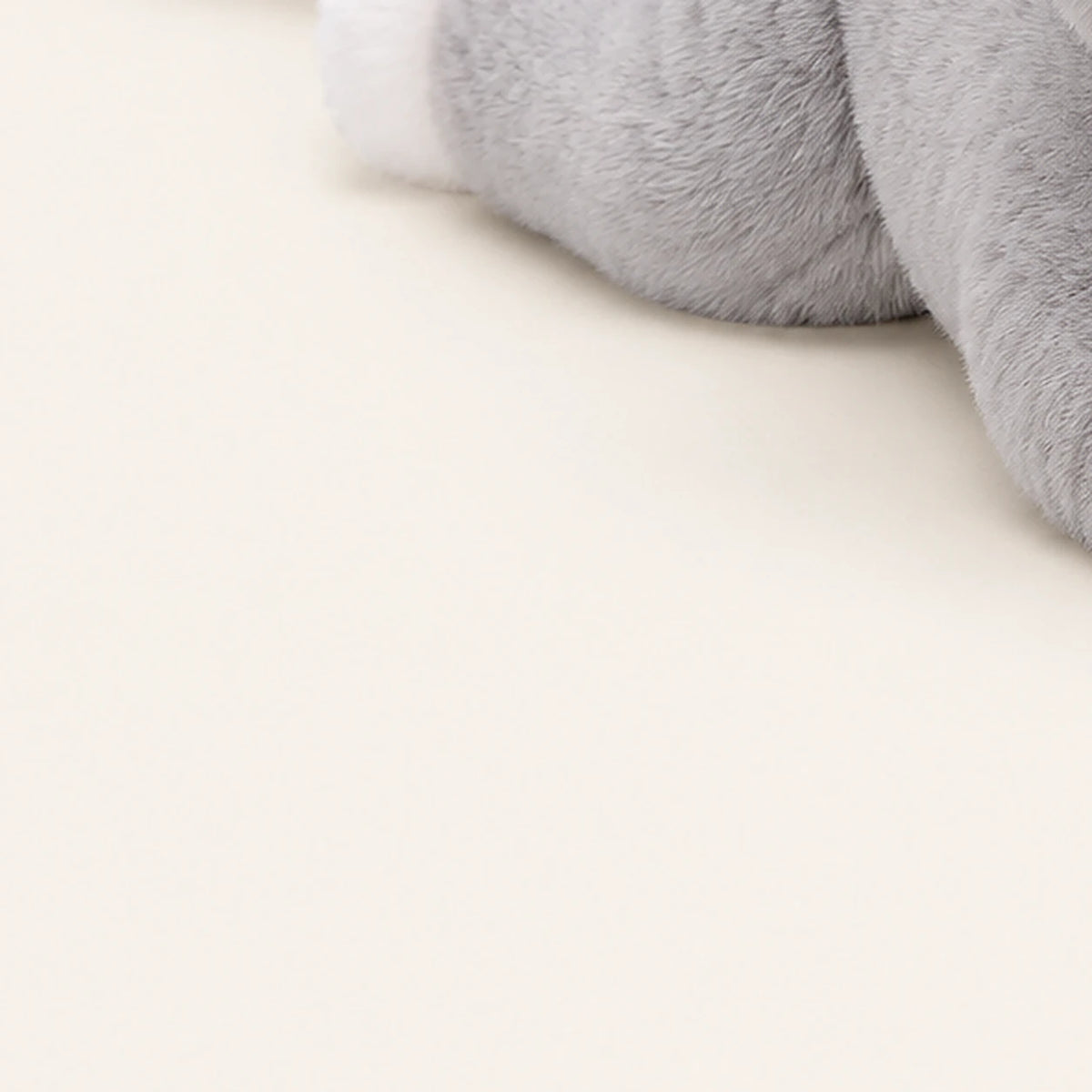 peluche chat gris realiste 53 cm - detail
