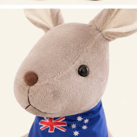 Peluche kangourou gris clair avec bebe 30 cm gros plan texture