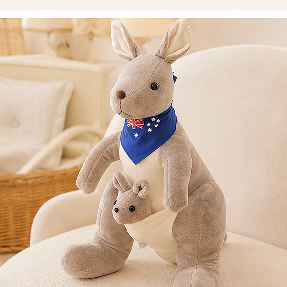 Peluche kangourou gris clair avec bebe 30 cm en situation