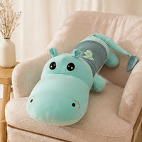 Peluche hippopotame bleu clair 100 cm en situation