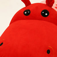 Peluche hippopotame rouge rose 120 cm gros plan texture