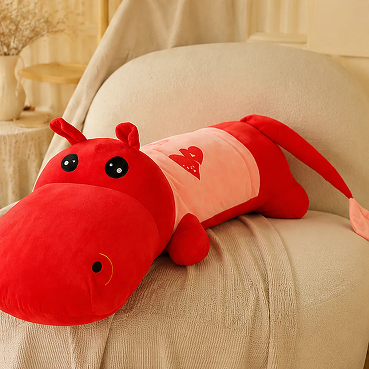 Peluche hippopotame rouge rose 120 cm en situation
