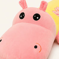 Peluche hippopotame rose et jaune - gros plan visage