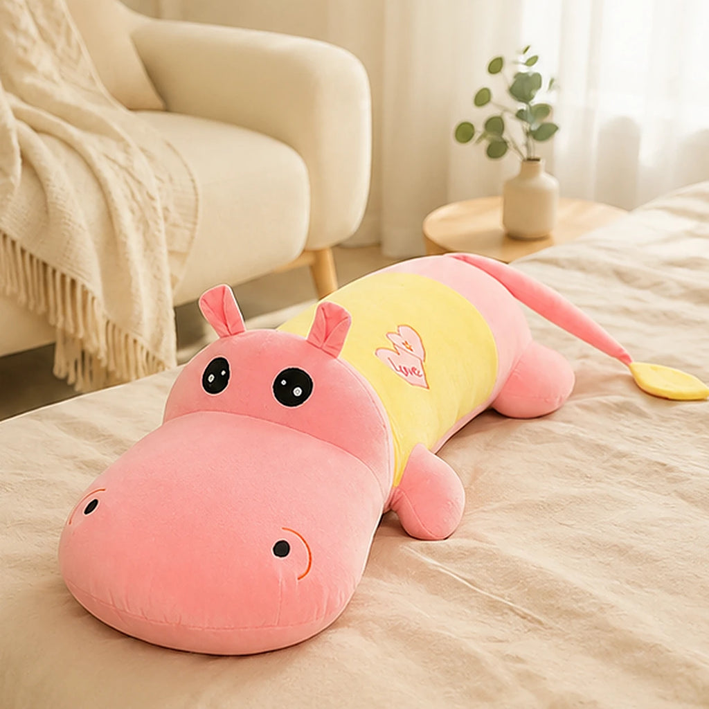 Peluche hippopotame rose et jaune - mise en situation