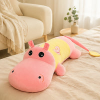 Peluche hippopotame rose et jaune - mise en situation