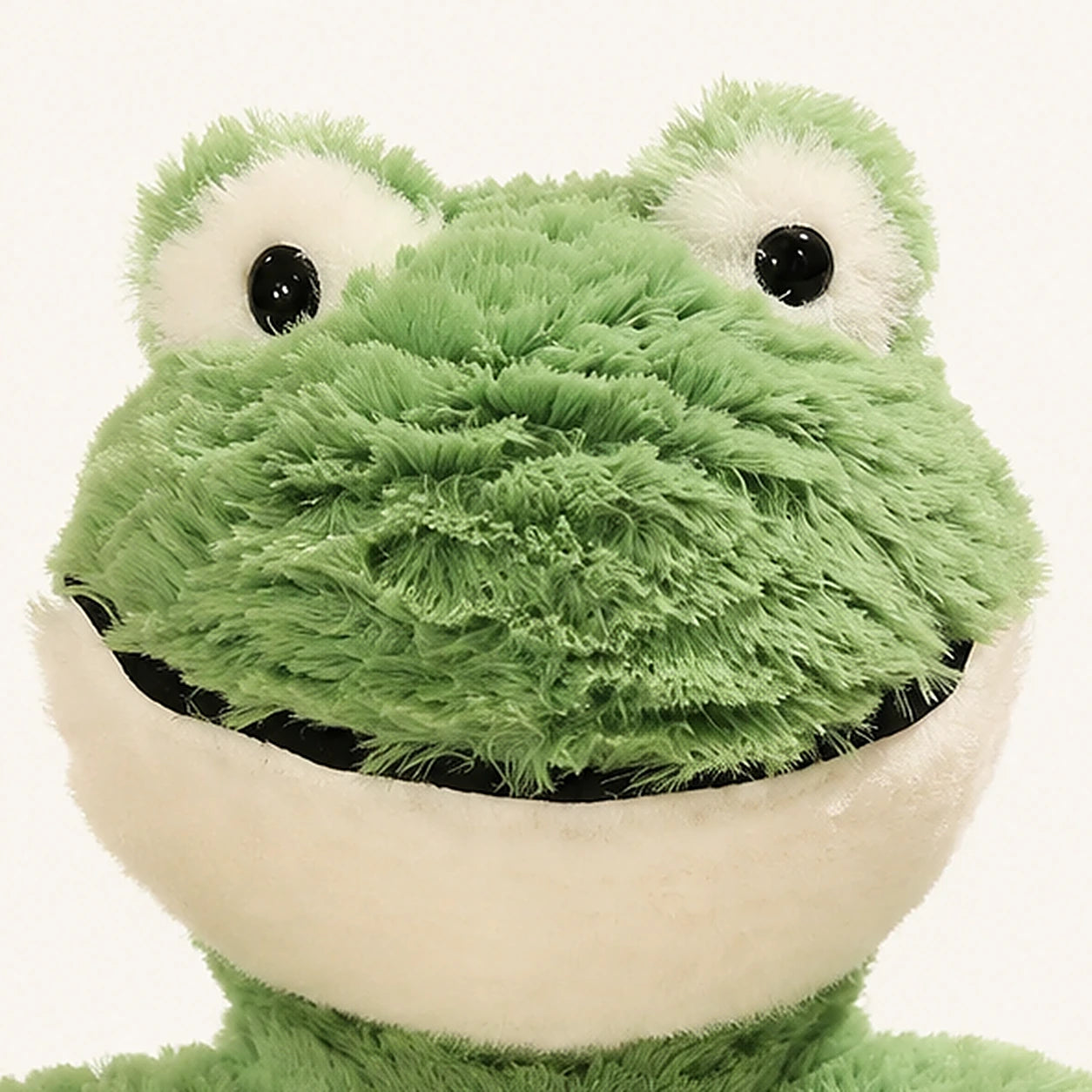 grenouille en peluche verte gros plan visage