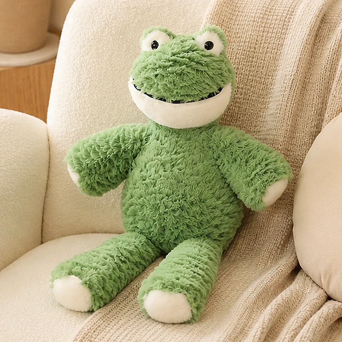 grenouille en peluche verte en situation
