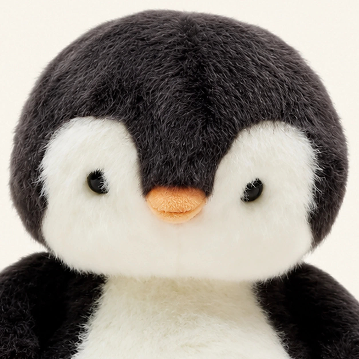 peluche pingouin gros plan visage