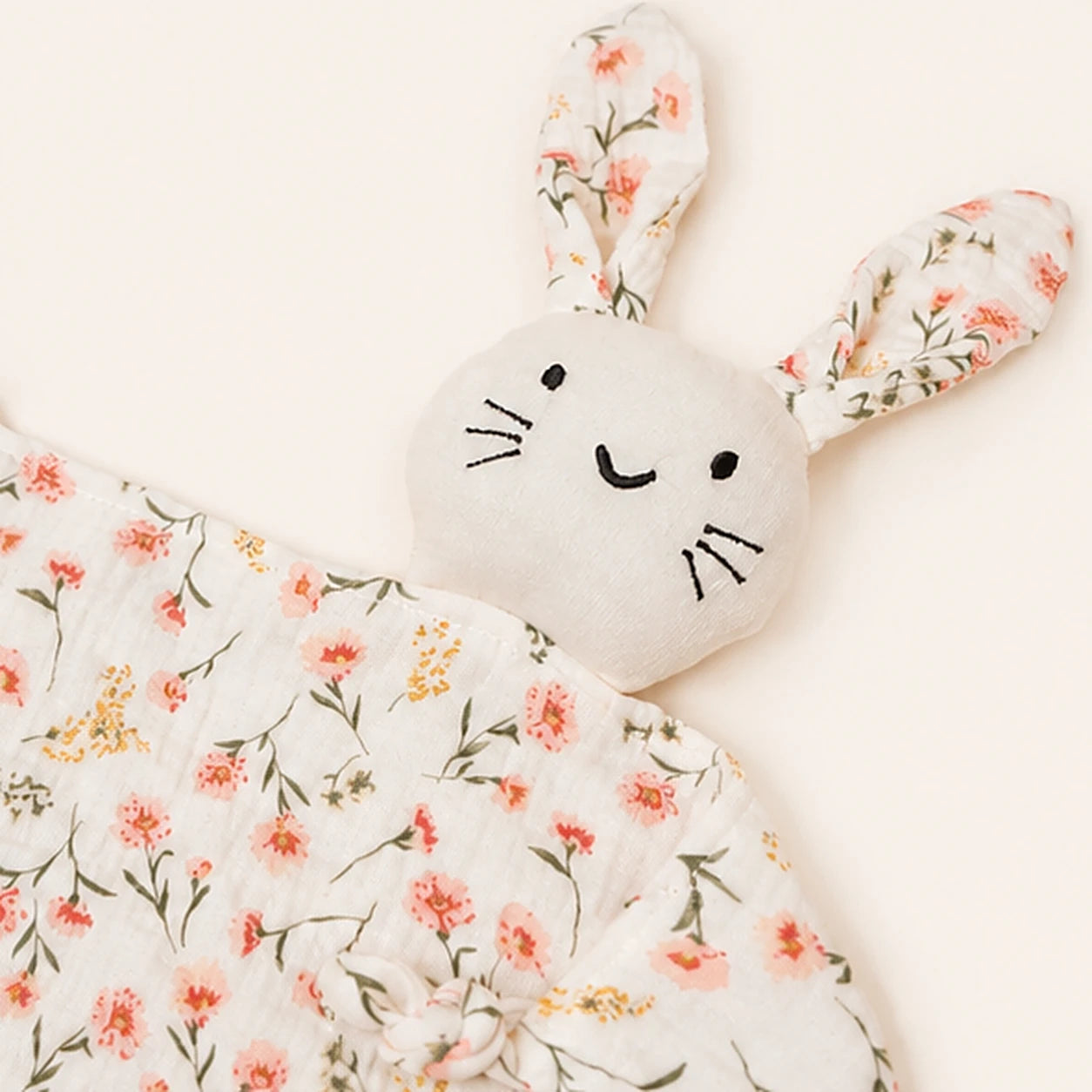 doudou lapin fleurs roses gros plan texture