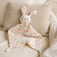 doudou lapin fleurs roses mise en situation