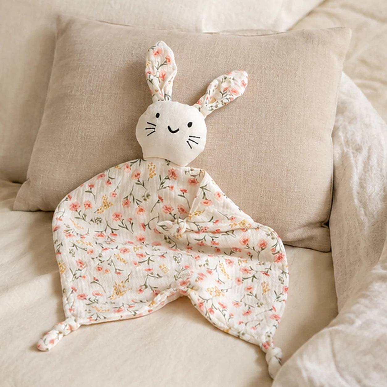 doudou lapin fleurs roses mise en situation