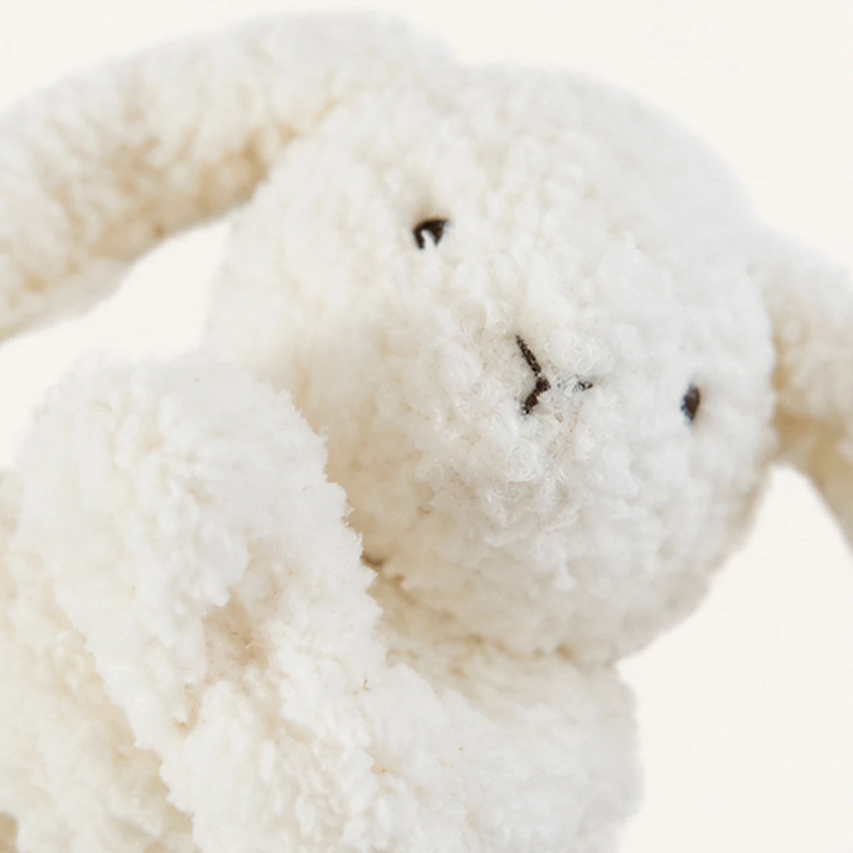 coffret doudou lapin beige couverture bebe gros plan texture