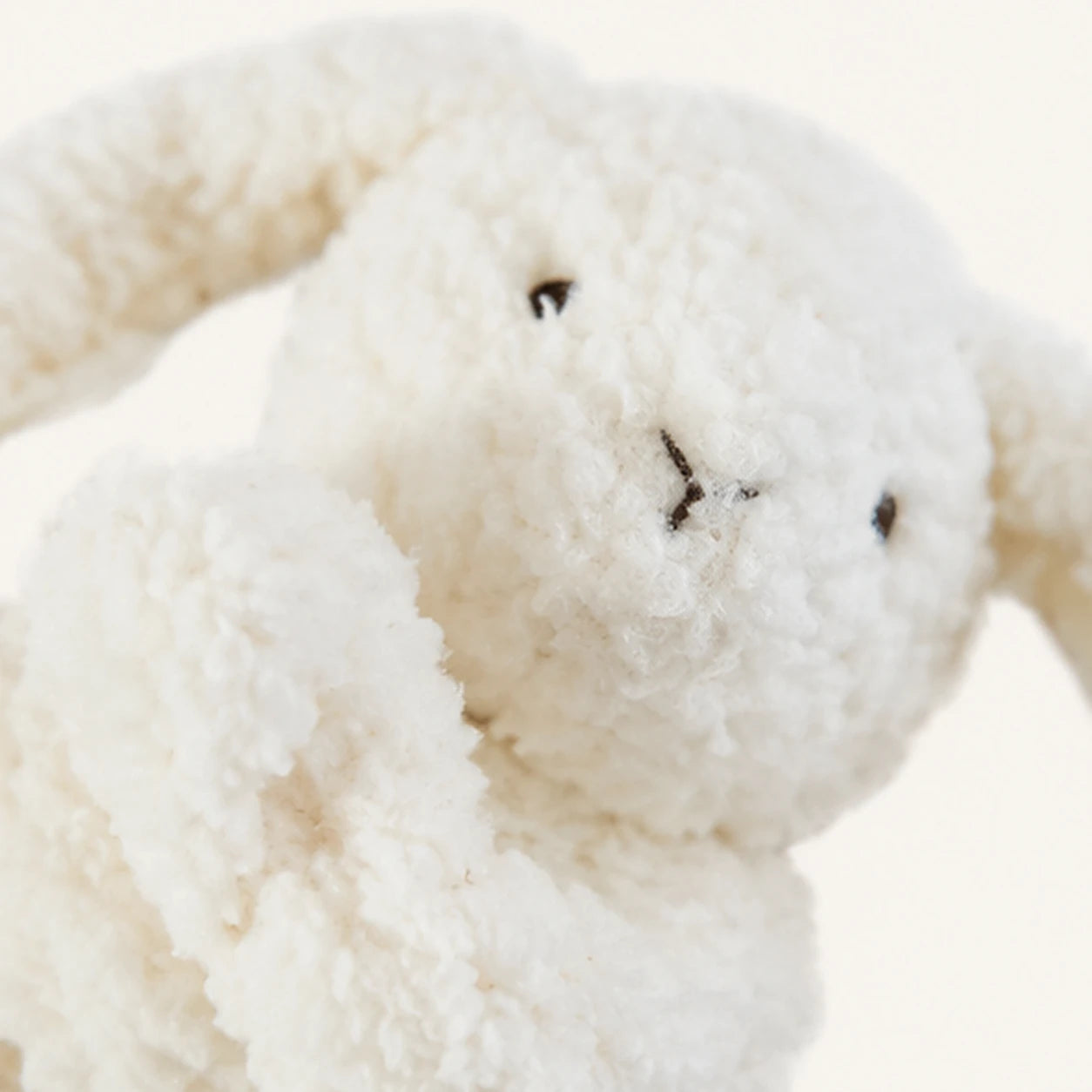 coffret doudou lapin beige couverture bebe gros plan texture