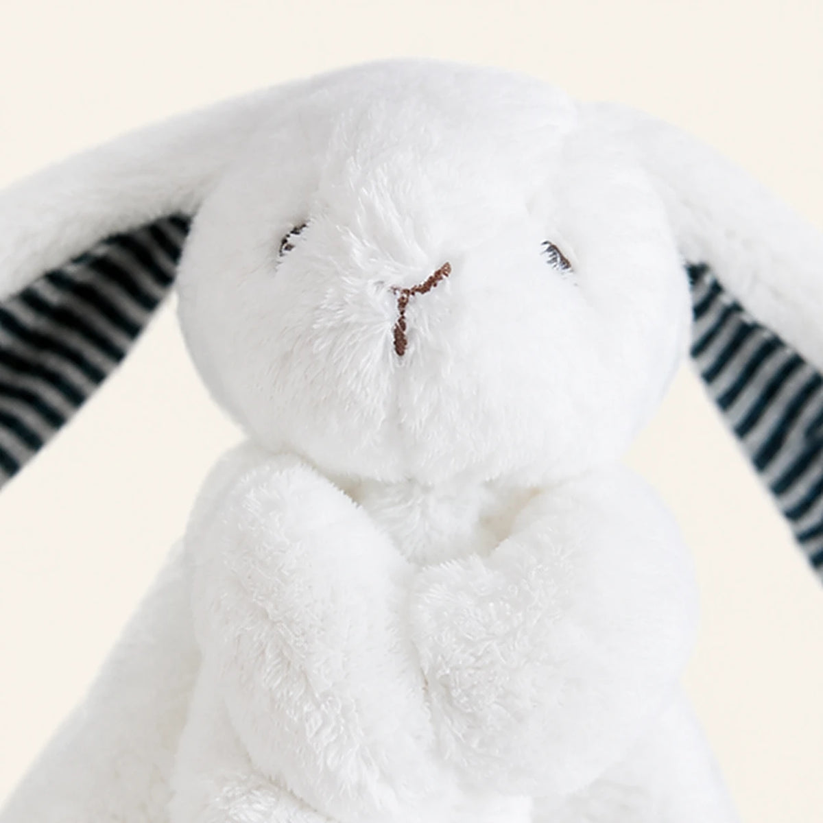 coffret doudou lapin blanc couverture bebe gros plan texture
