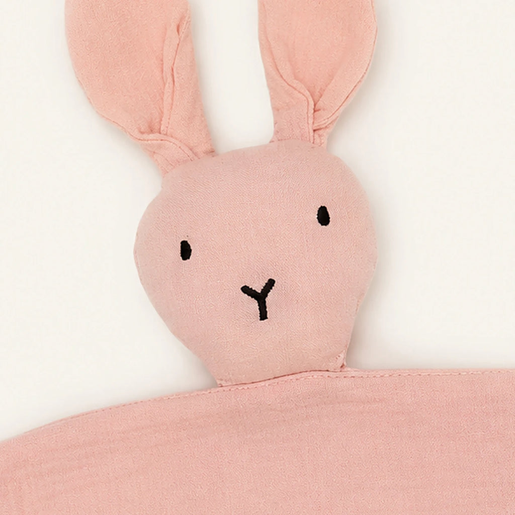 doudou plat bebe mousseline coton rose gros plan texture