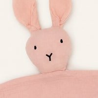 doudou plat bebe mousseline coton rose gros plan texture