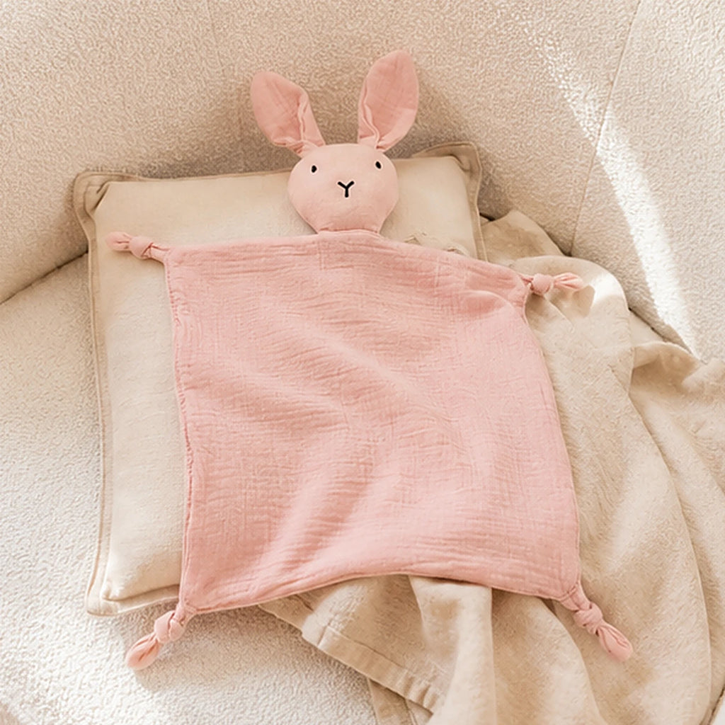 doudou plat bebe mousseline coton rose mise en situation